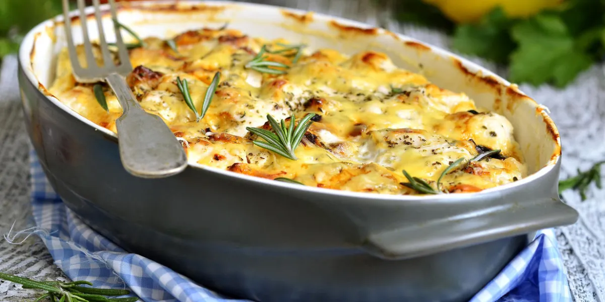filet de poulet cuit dans une sauce à la crème sure avec des herbes et du fromage