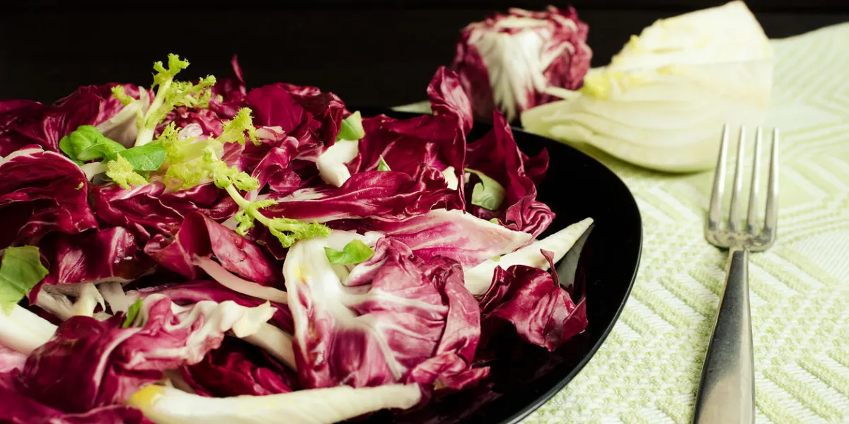 salade de légumes avec endive et fenouil, frais et sain, sur fond de bois foncé avec fourchette nourriture végétarienne aliments sains repas diététique mise au point sélective salade de légumes avec endive et fenouil, frais et sain, sur fond de bois foncé avec fourchette nourriture végétarienne aliments sains repas diététique mise au point sélective