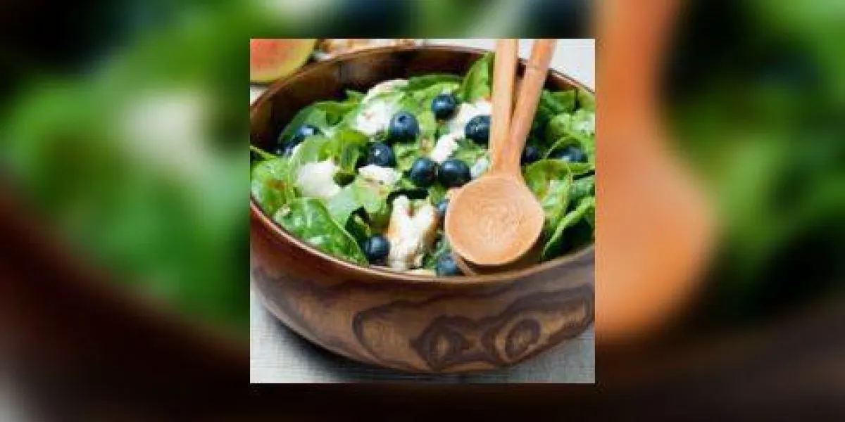 salade d'épinards avec poires, framboises, fromage et noix pour les recettes demandées en septembre salade d'épinards avec poires, framboises, fromage et noix pour les recettes demandées en septembre