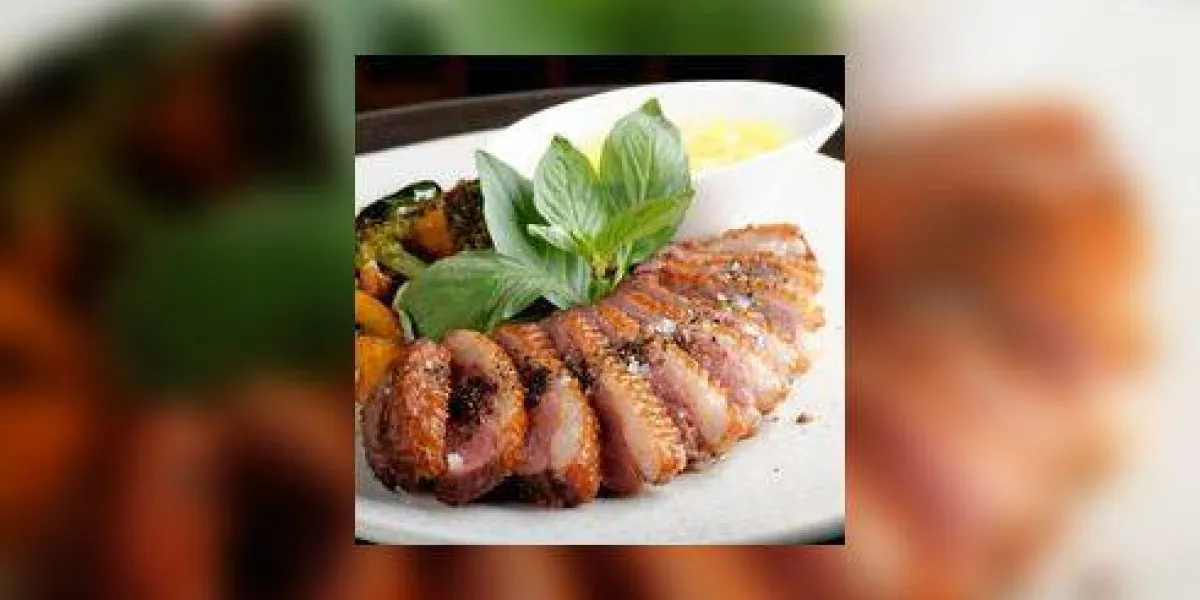 magret de canard à la sauce aigre-douce à la mangue et patates douces poêlées, brocoli et amandes magret de canard à la sauce aigre-douce à la mangue et patates douces poêlées, brocoli et amandes