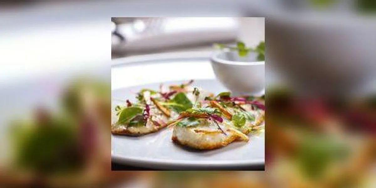 filets de poisson avec roquette et persil, accompagnés de sauce soja