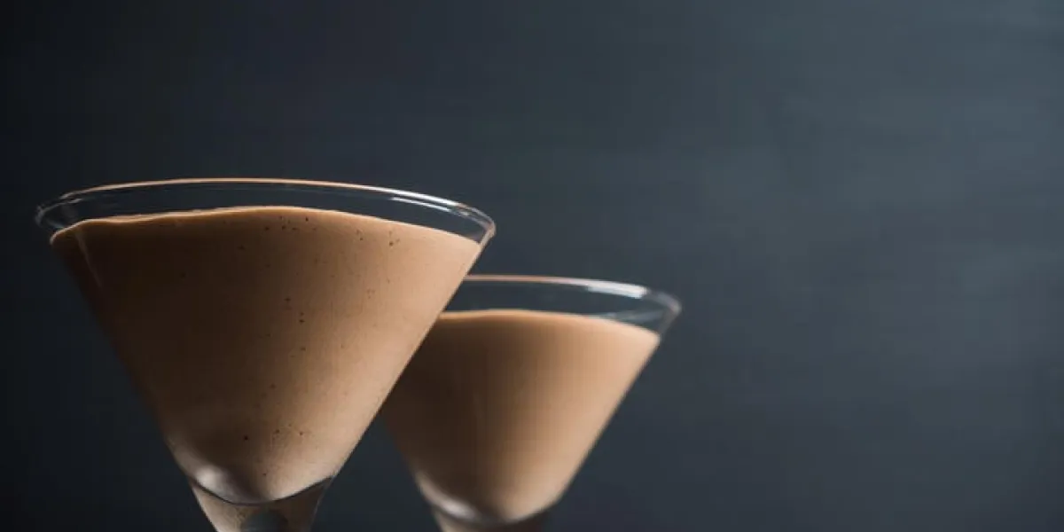 mousse au chocolat dans un verre à martini sur le fond en bois faible profondeur de champ mousse au chocolat dans un verre à martini sur le fond en bois faible profondeur de champ