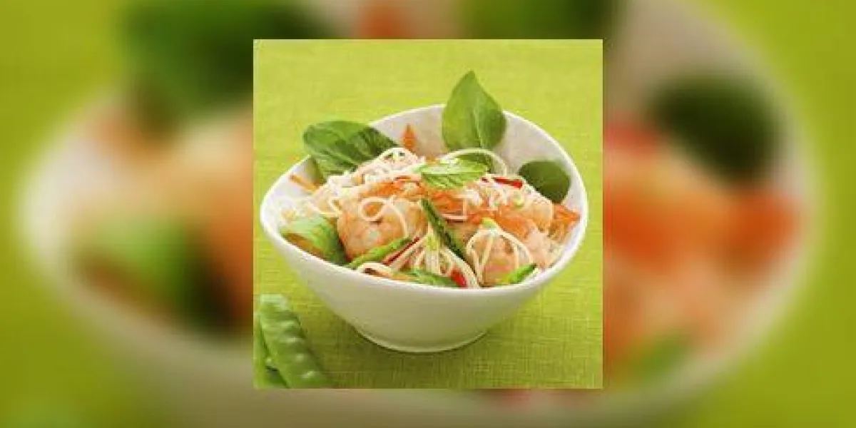salade de nouilles aux crevettes avec épinards, carottes et pois mange-tout