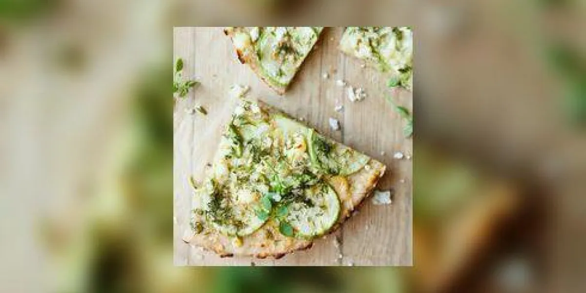 tranches de pizza aux légumes avec fromage, vue de dessus