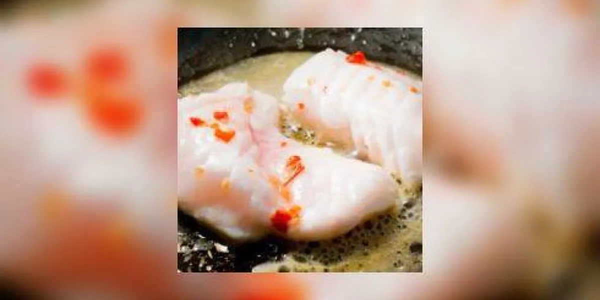 poisson de moine avec des piments cuisson au travail poisson de moine avec des piments cuisson au travail