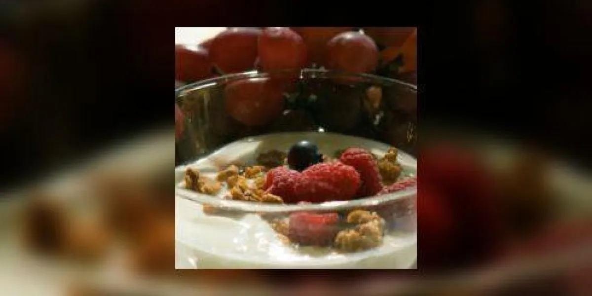 bol de yogourt avec granola et baies