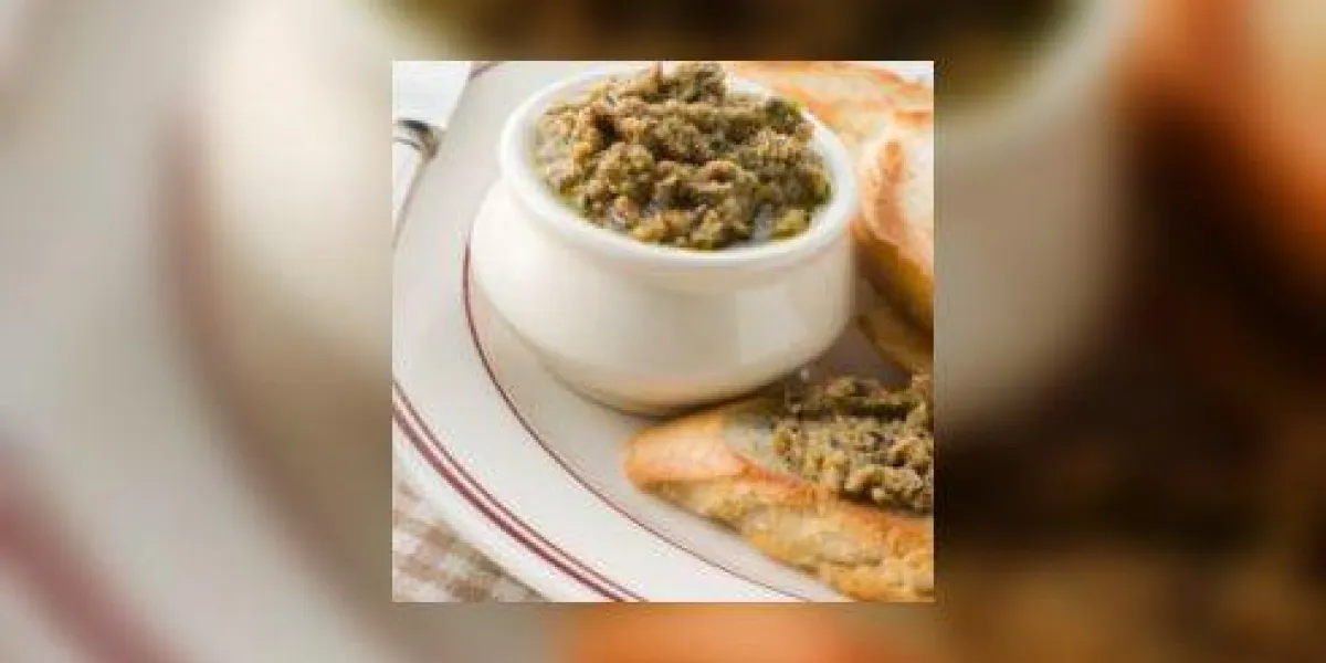 tapenade d'olives vertes avec baguette grillée