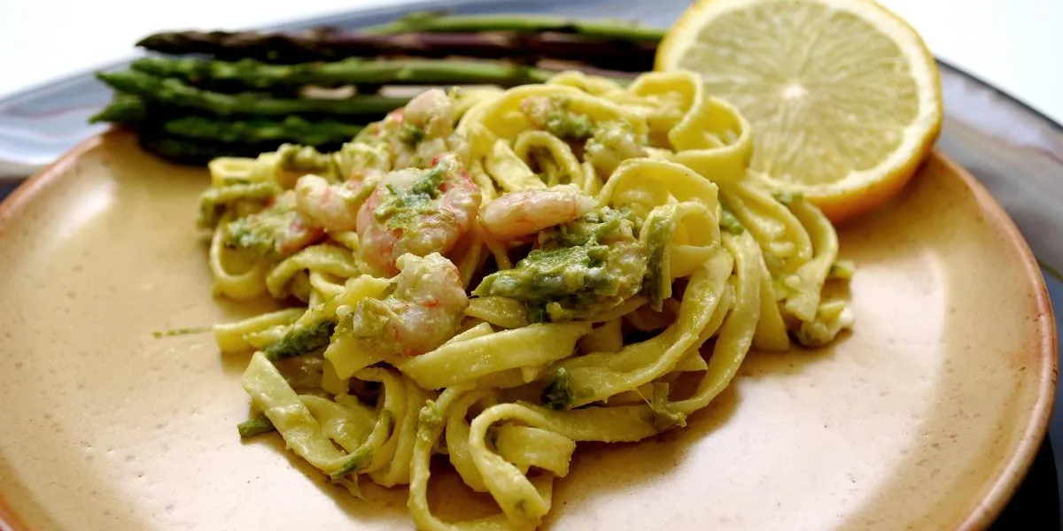 tagliatelle con asparagi e gamberetti