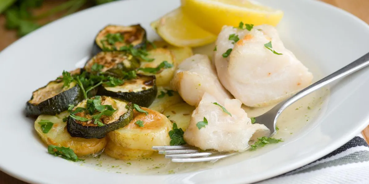 morue poêlée avec de nouvelles pommes de terre crémeuses et des courgettes