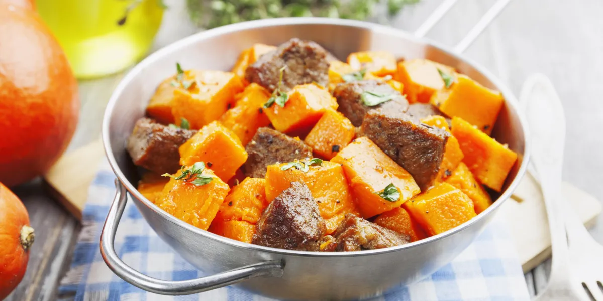 citrouille, cuit avec du boeuf dans le pot sur la table citrouille, cuit avec du boeuf dans le pot sur la table