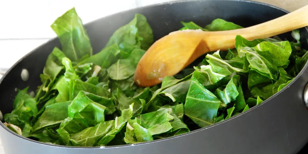 préparer des épinards, couper des feuilles fraîches vertes pour la cuisson