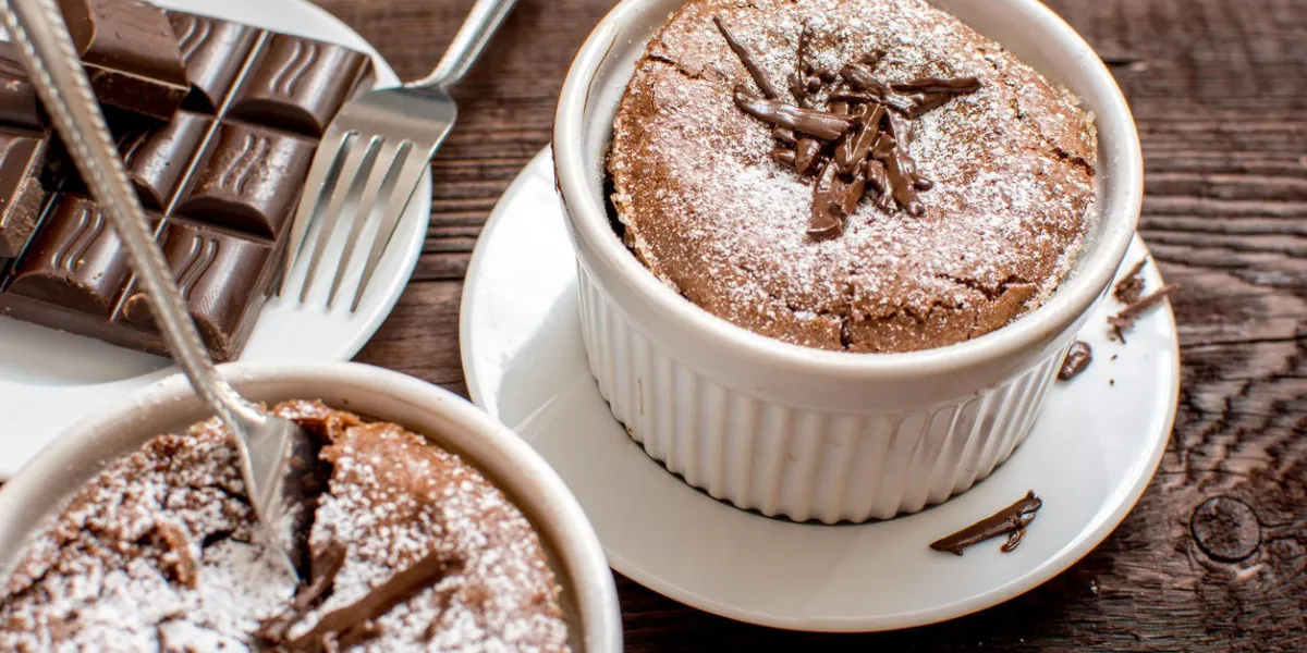 soufflé au chocolat traditionnel français en plaque blanche soufflé au chocolat traditionnel français en plaque blanche