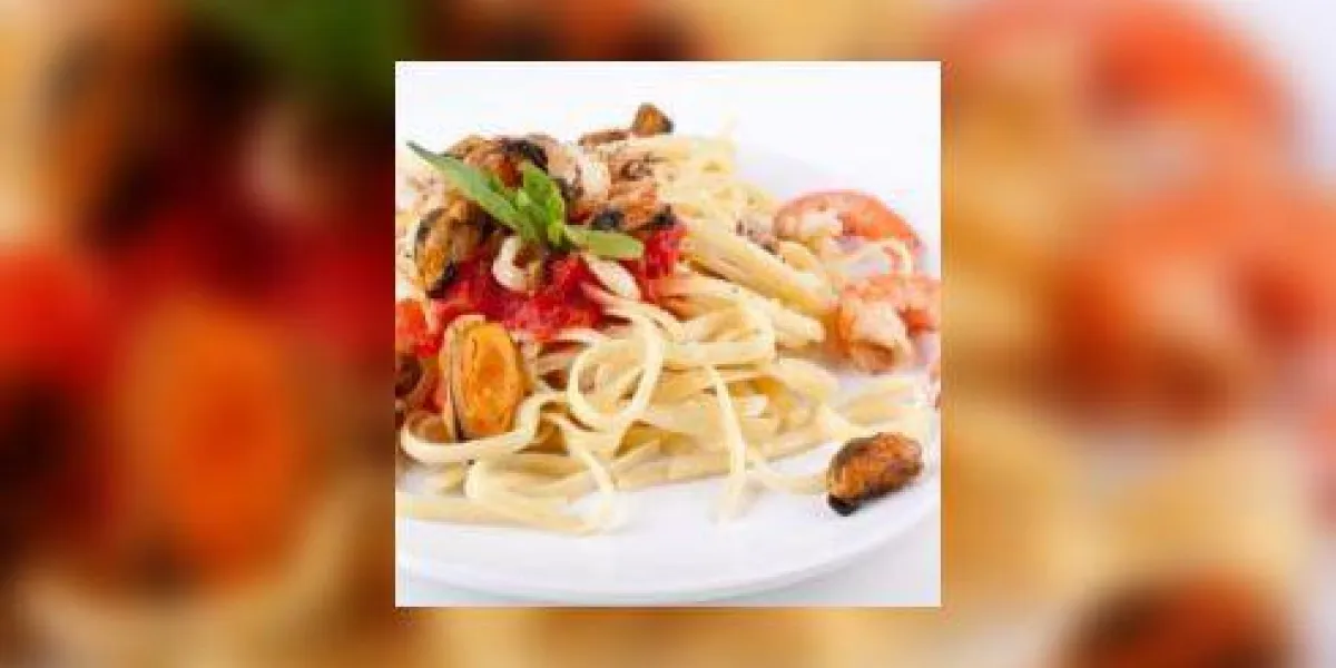 portion de linguine de pâtes avec une délicieuse sauce marinara et des fruits de mer portion de linguine de pâtes avec une délicieuse sauce marinara et des fruits de mer