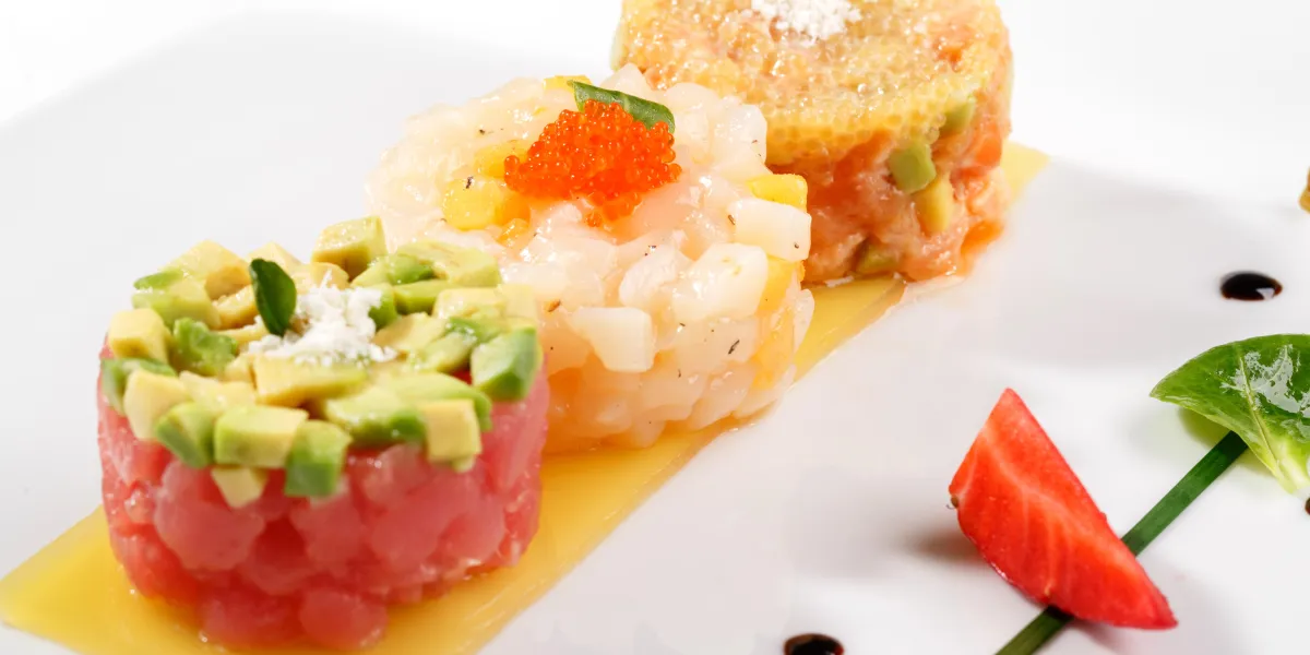 tartare de cuisine européenne avec thon, avocat, saumon et caviar décoré de fraises et de câpres tartare de cuisine européenne avec thon, avocat, saumon et caviar décoré de fraises et de câpres
