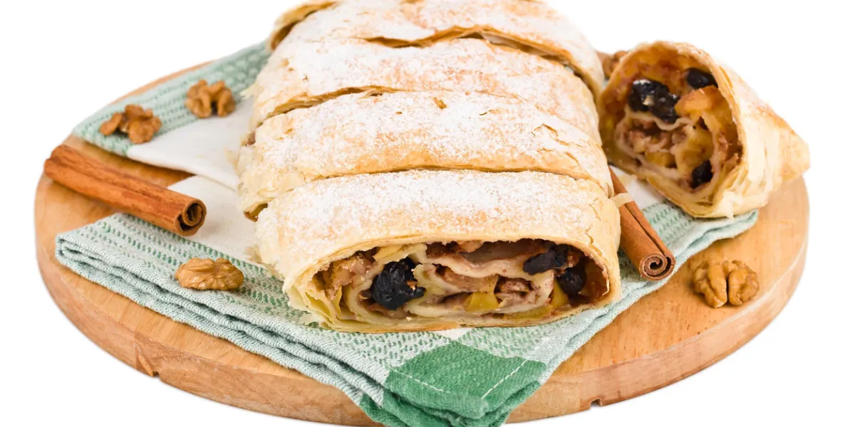 gros plan studio de délicieux apfelstrudel (tarte aux pommes) isolé sur fond blanc gros plan studio de délicieux apfelstrudel (tarte aux pommes) isolé sur fond blanc