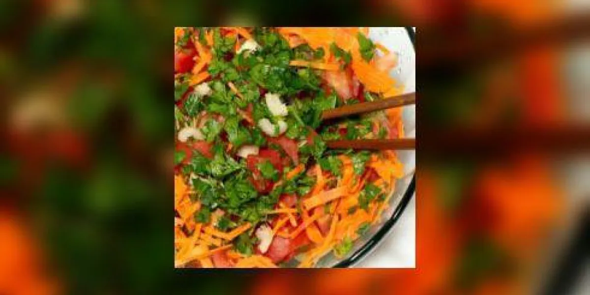 gros plan sur un bol de salade fraîche