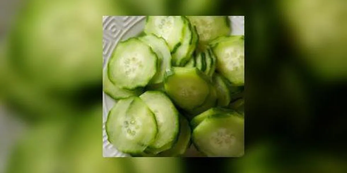 concombres en tranches sur le plat