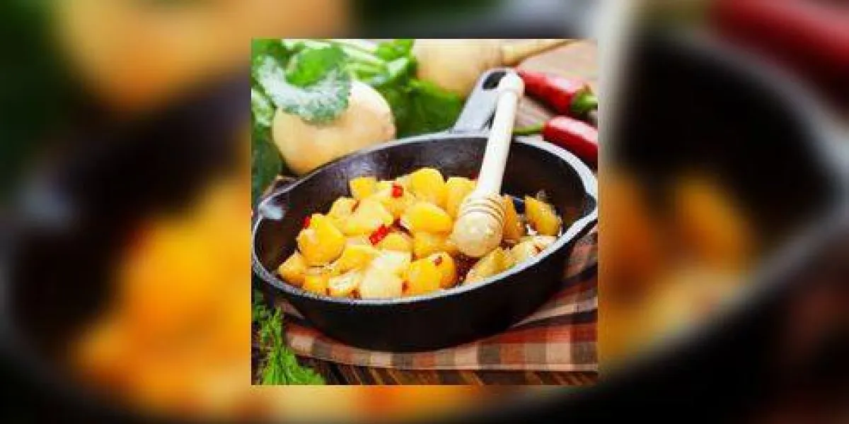 navet frit avec du miel et du poivre dans une poêle à frire navet frit avec du miel et du poivre dans une poêle à frire