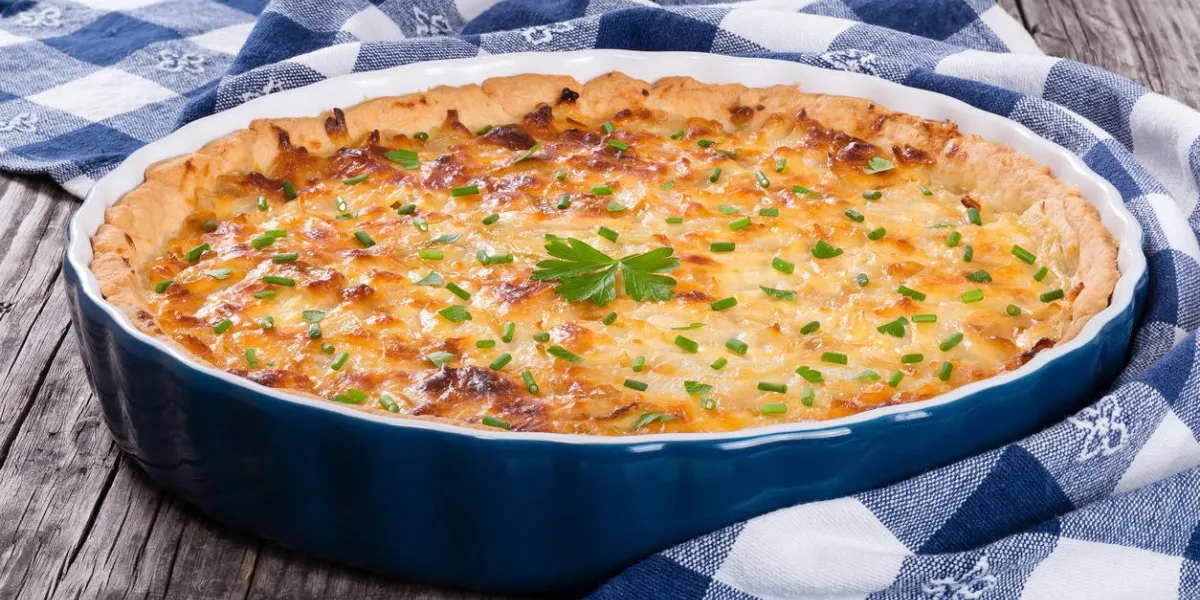 quiche aux oignons ou tarte dans un plat à gratin, recette traditionnelle, vue d'en haut quiche aux oignons ou tarte dans un plat à gratin, recette traditionnelle, vue d'en haut