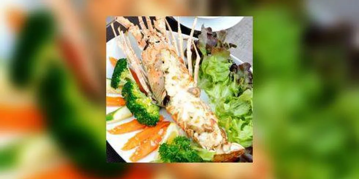bouchent homard cuit au four avec du fromage sert avec du riz