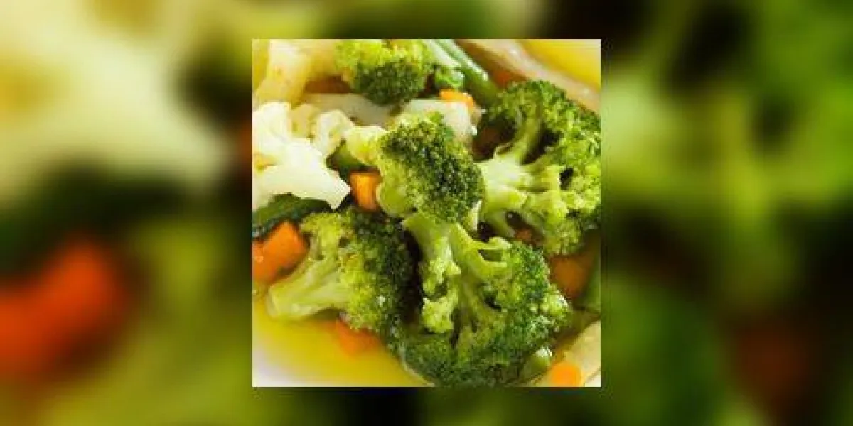 soupe de légumes sains avec brocoli, chou-fleur et carotte soupe de légumes sains avec brocoli, chou-fleur et carotte