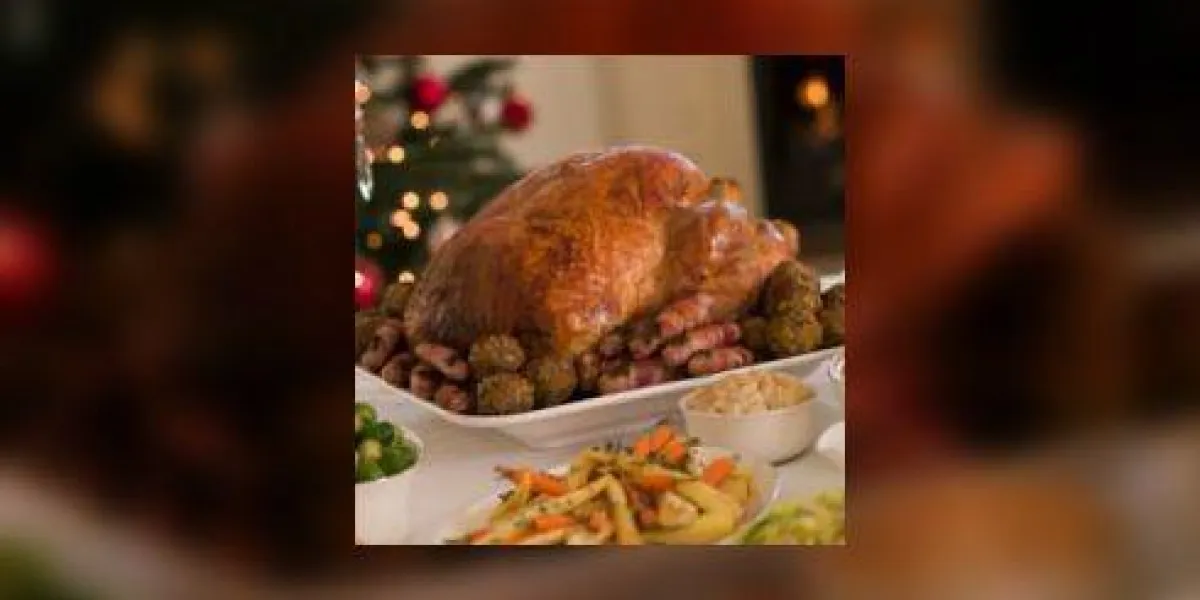 dinde rôtie de noël avec toutes les garnitures dinde rôtie de noël avec toutes les garnitures