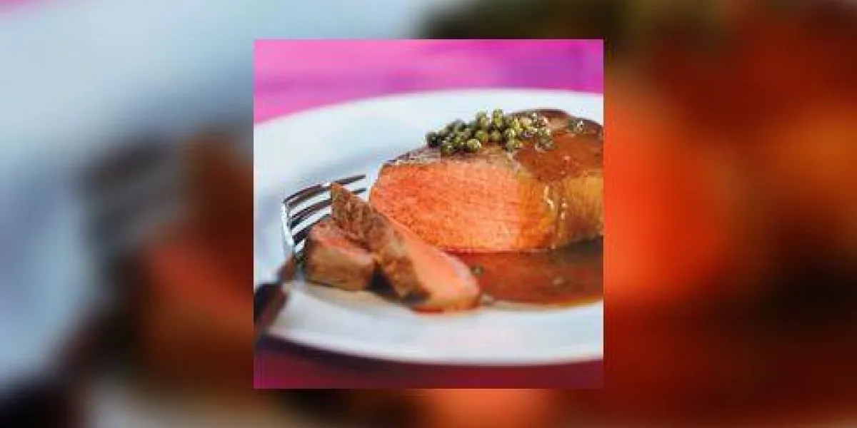 tranche de viande rôtie avec sauce savoureuse sur la plaque, gros plan tranche de viande rôtie avec sauce savoureuse sur la plaque, gros plan