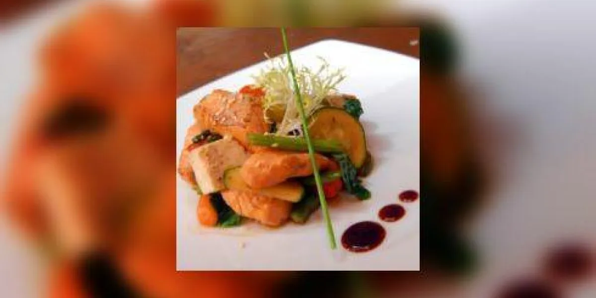 salade de légumes grillés avec des tranches de saumon