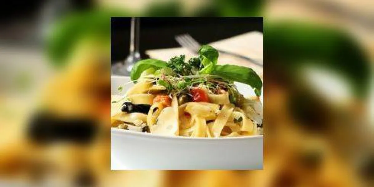 belles tagliatelles préparées sur la table avec fourchette et vin