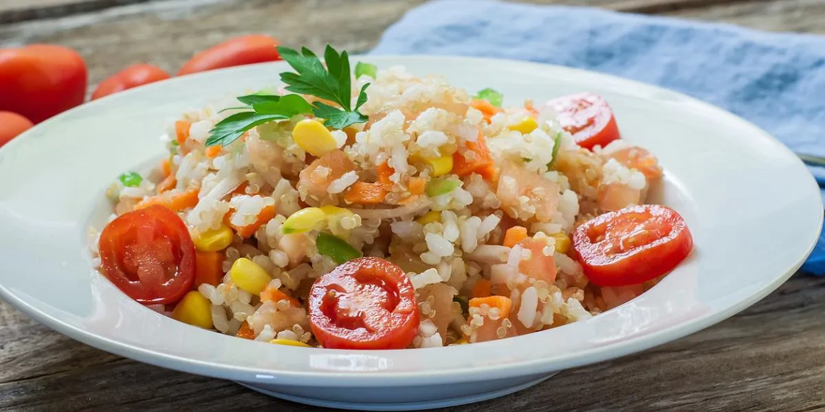 salade de riz et de quinoa servis sur assiette salade de riz et de quinoa servis sur assiette