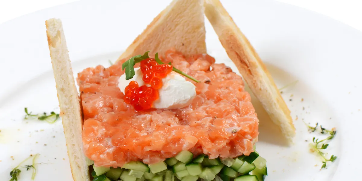 le tartare avec macro de saumon et de concombre le tartare avec macro de saumon et de concombre
