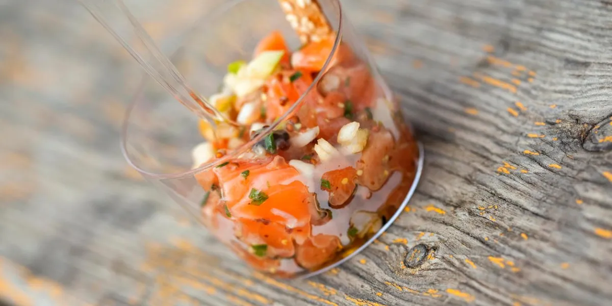 tartare de saumon, herbes et sauce dans un pot