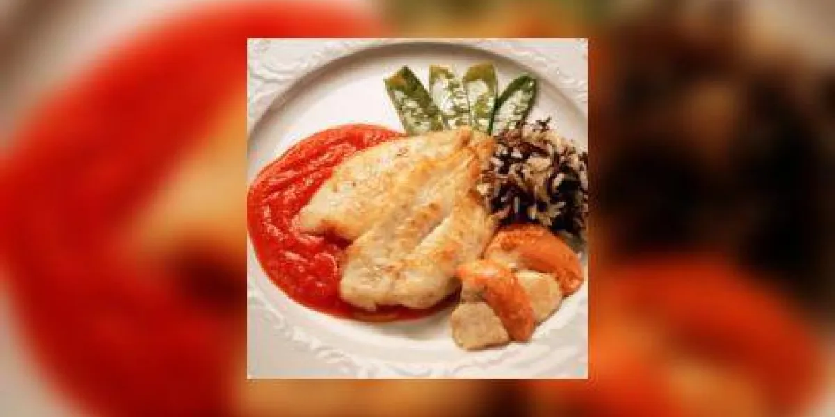 filet de poisson avec riz sauvage et sauce au paprika