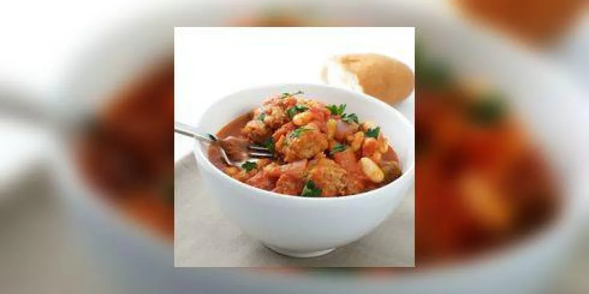 cassoulet de canard et saucisse de porc, avec cannellini et flageolets garnis de pain français au persil cassoulet de canard et saucisse de porc, avec cannellini et flageolets garnis de pain français au persil