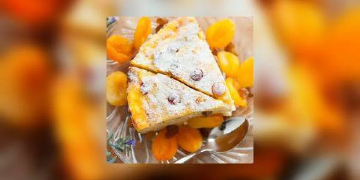 gâteau au fromage avec abricot séché et raisins secs close-up sur une assiette dessert savoureux gâteau au fromage avec abricot séché et raisins secs close-up sur une assiette dessert savoureux