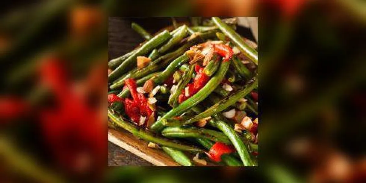 haricots verts sautés avec des amandes et des poivrons