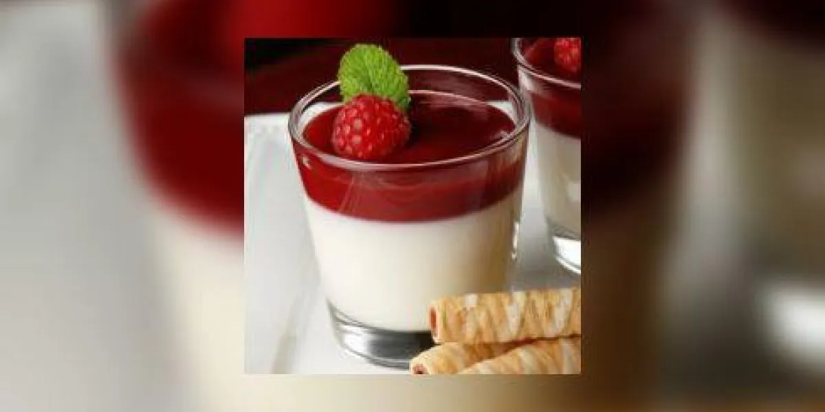panna cotta italienne avec des biscuits sur une plaque