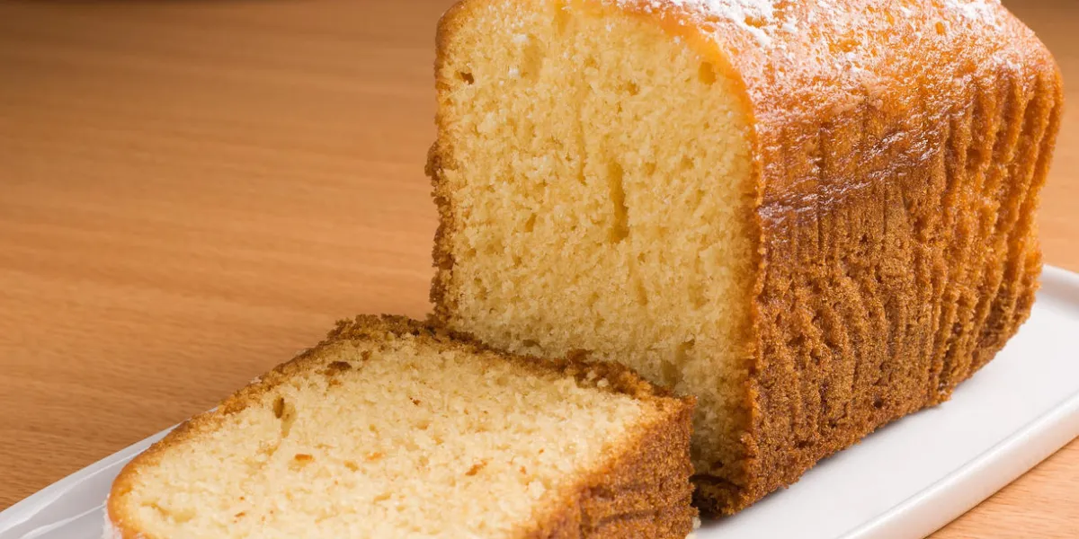 gâteau de livre enrobé de sucre sur un plateau blanc gâteau de livre enrobé de sucre sur un plateau blanc