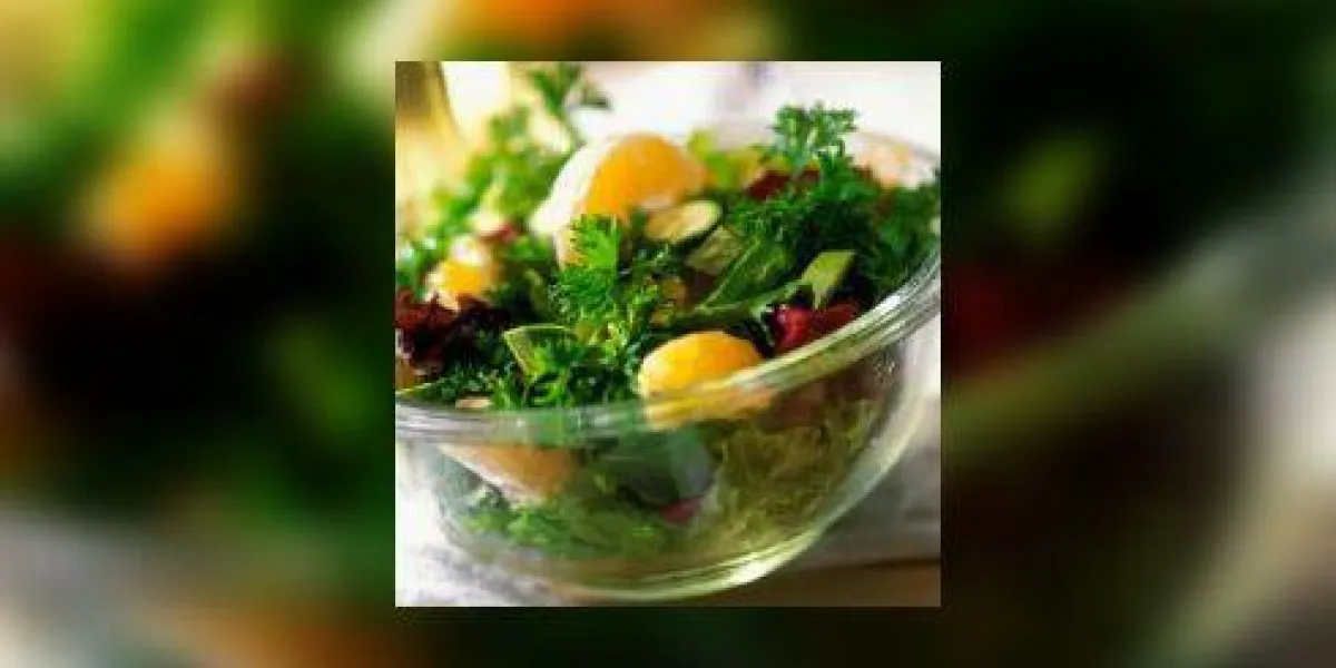 mélange de légumes dans un bol avec verre à vin derrière, gros plan, mise au point sélective mélange de légumes dans un bol avec verre à vin derrière, gros plan, mise au point sélective