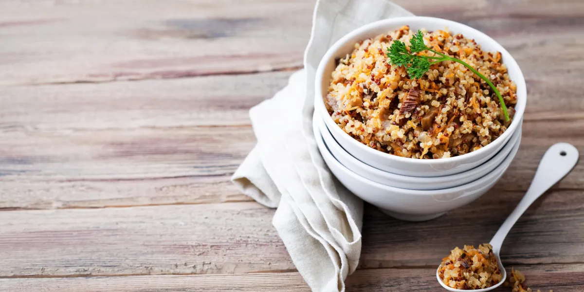 quinoa aux champignons et légumes, mise au point sélective quinoa aux champignons et légumes, mise au point sélective