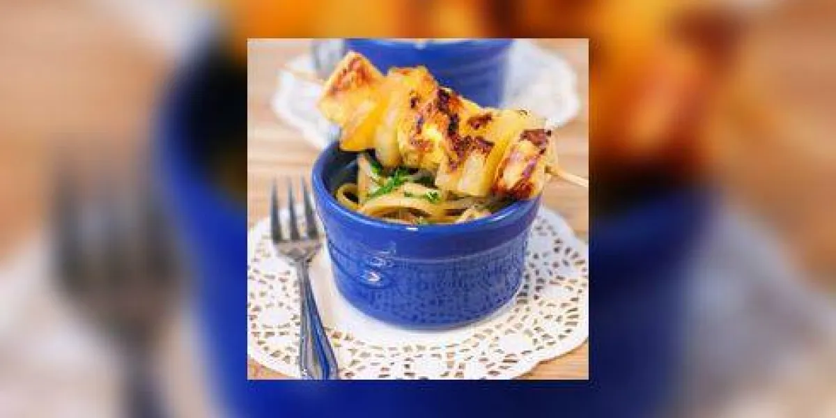 brochettes sur des brochettes de poulet et d'ananas, disposées sur de petites assiettes de spaghetti brochettes sur des brochettes de poulet et d'ananas, disposées sur de petites assiettes de spaghetti