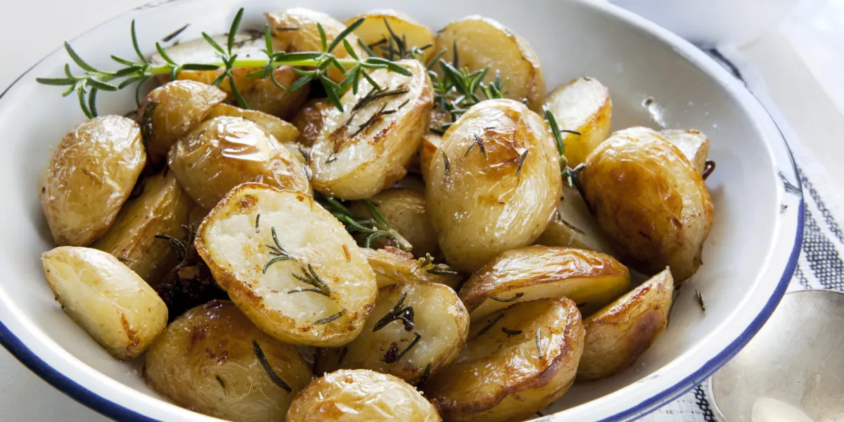 pommes de terre rôties au romarin, dans un vieux bol en émail pommes de terre rôties au romarin, dans un vieux bol en émail
