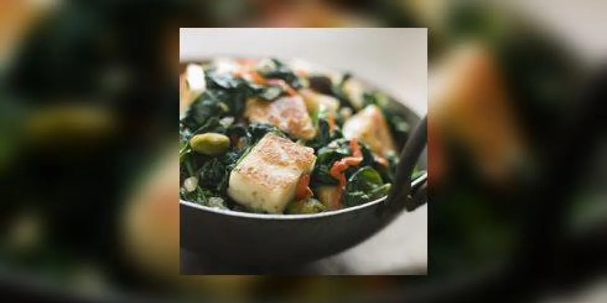 gros plan image de plat karai avec épinards et paneer frit
