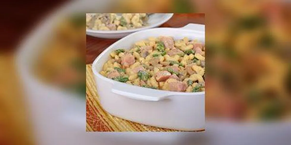 macaroni et fromage avec jambon dans une cocotte
