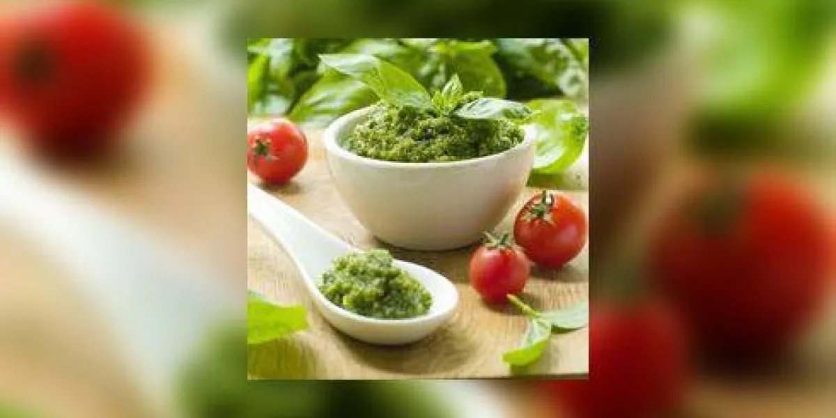 pesto au basilic dans un petit bol, avec des feuilles de basilic frais pesto au basilic dans un petit bol, avec des feuilles de basilic frais