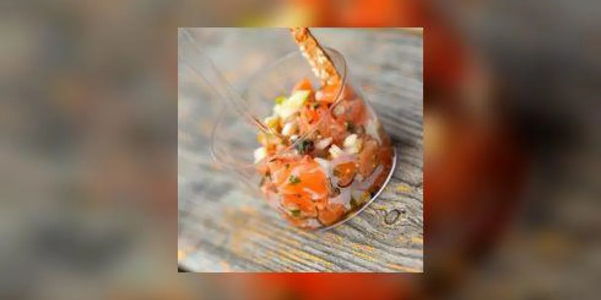 tartare de saumon, herbes et sauce dans un pot tartare de saumon, herbes et sauce dans un pot