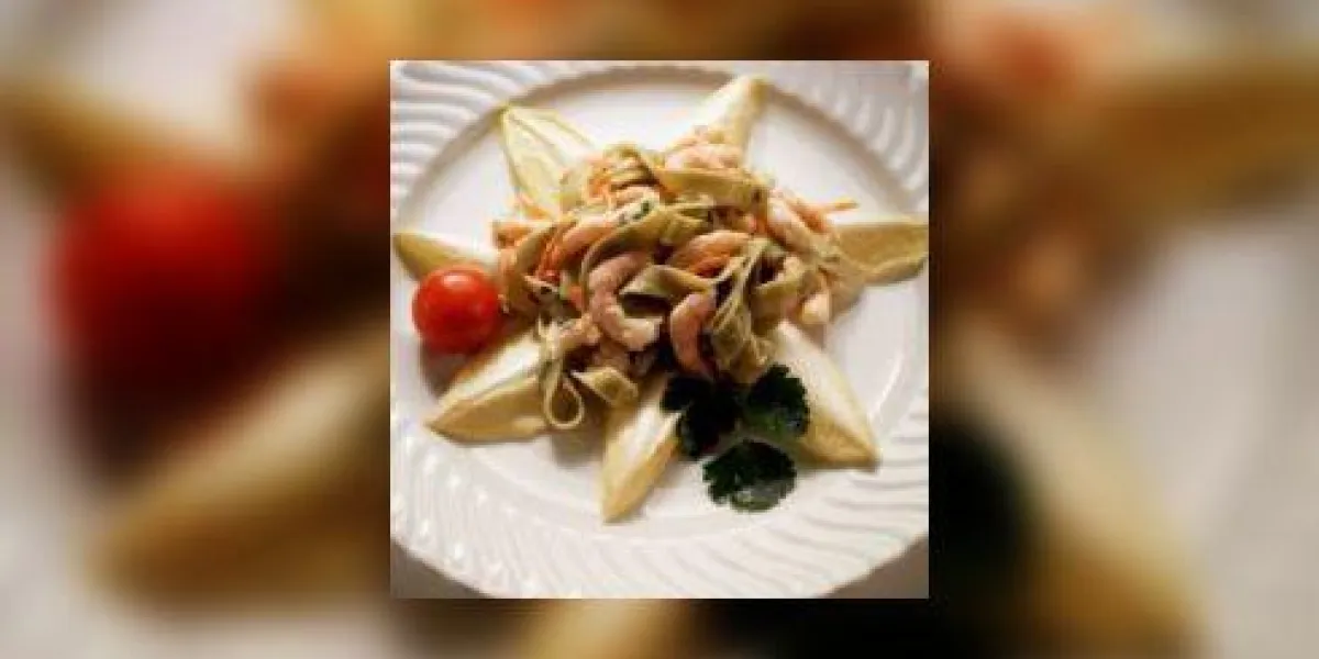 salade avec des pâtes vertes et de la chicorée salade avec des pâtes vertes et de la chicorée