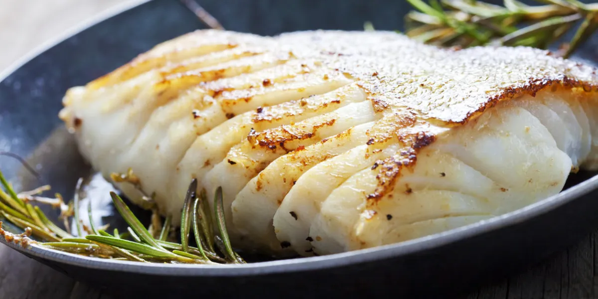 filet de poisson frit, morue atlantique avec romarin dans la casserole