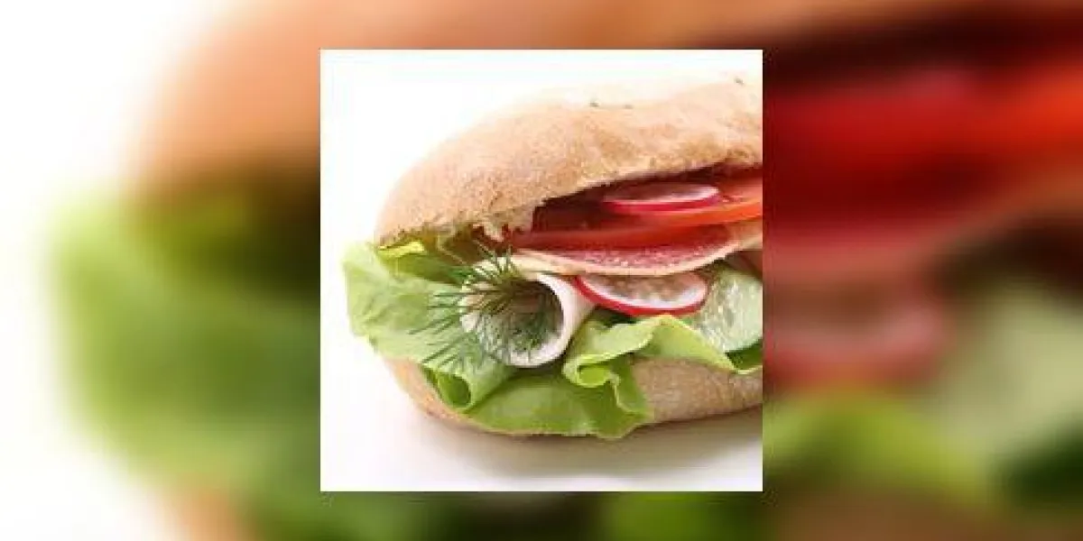 délicieux sandwich au jambon au fromage et légumes isolés sur blanc délicieux sandwich au jambon au fromage et légumes isolés sur blanc