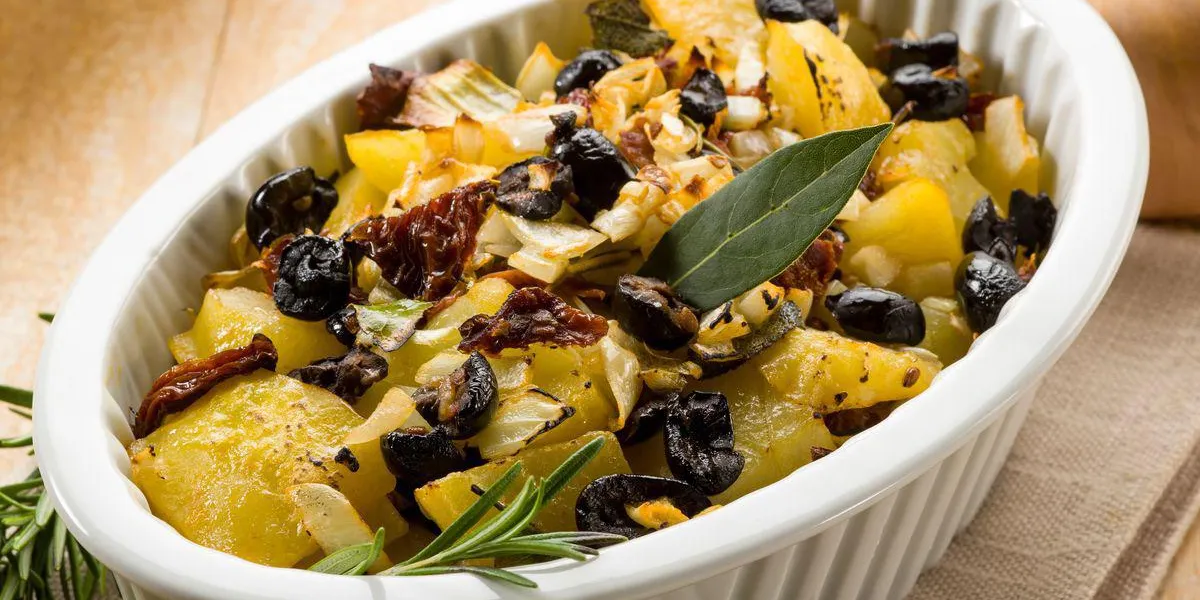 pommes de terre au four avec des tomates séchées et des olives noires
